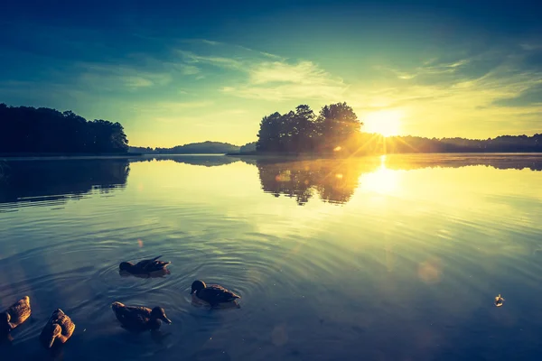 Ročníku Foto krásný východ slunce nad klidným jezerem. — Stock fotografie