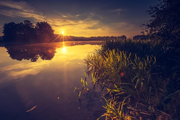 Ročníku Foto krásný východ slunce nad klidným jezerem. — Stock fotografie