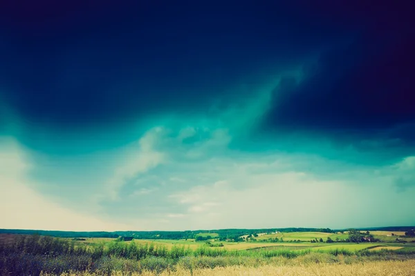 Jahrgangsfoto von Gewitterwolken über Weizenfeld — Stockfoto