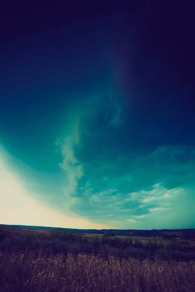 Vintage foto de nuvens de tempestade sobre o campo de trigo — Fotografia de Stock