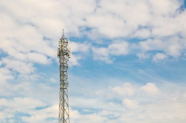 Mavi zemin üzerine telekomünikasyon anten