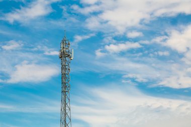 Mavi zemin üzerine telekomünikasyon anten