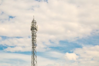 Mavi zemin üzerine telekomünikasyon anten