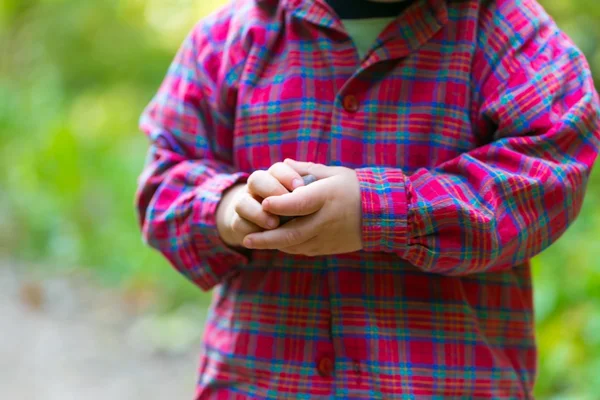 Primo piano delle mani del bambino — Foto Stock