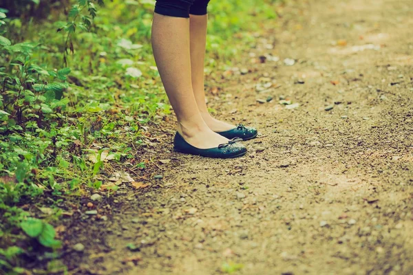 Foto vintage de cerca de piernas de niña caminando en el bosque —  Fotos de Stock