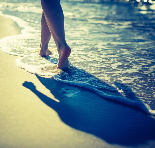 Vintage-Foto von woamans Beinen beim Spazierengehen am Meer — Stockfoto