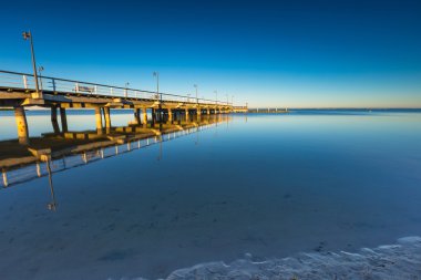 Baltık Denizi kıyısında güzel ahşap iskele
