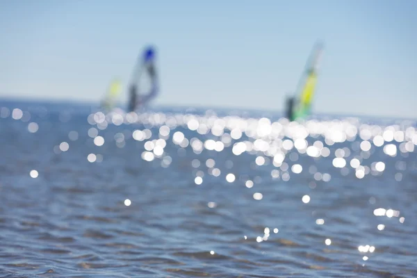 Paisaje marino descentrado con windsurfistas en la superficie del mar —  Fotos de Stock