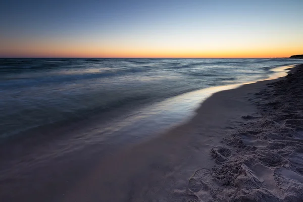 Baltic sea shore efter solnedgången — Stockfoto