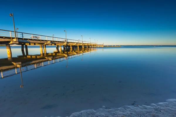 Prachtige houten pier op Baltische Zee kust — Stockfoto