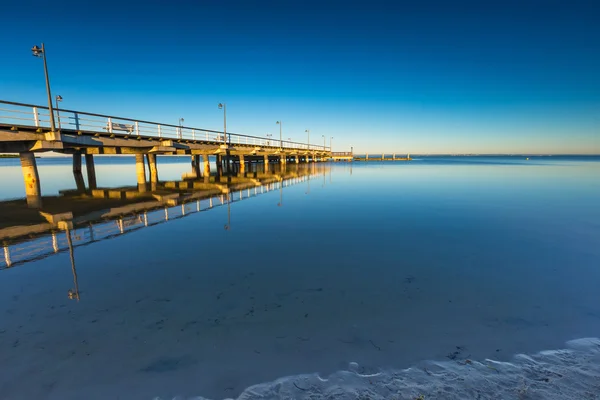 Vackra träbrygga på Östersjöns strand — Stockfoto