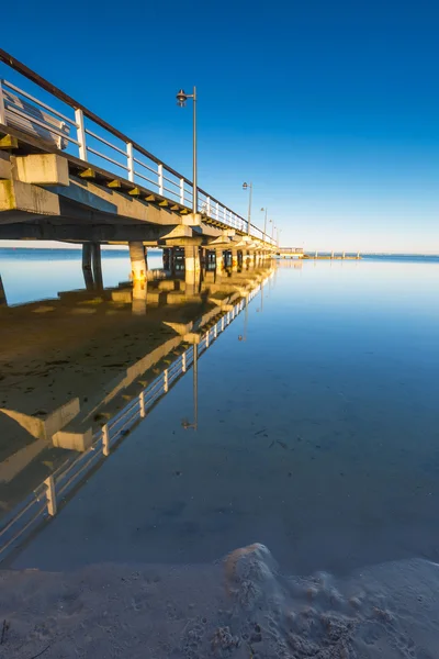 Vackra träbrygga på Östersjöns strand — Stockfoto