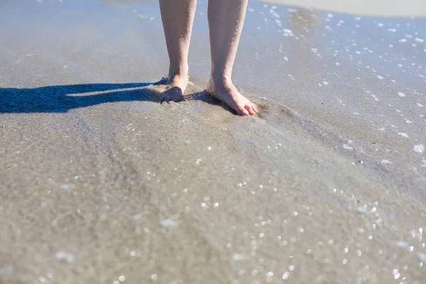 Bliska kobieta stóp spacery brzegiem morza — Zdjęcie stockowe