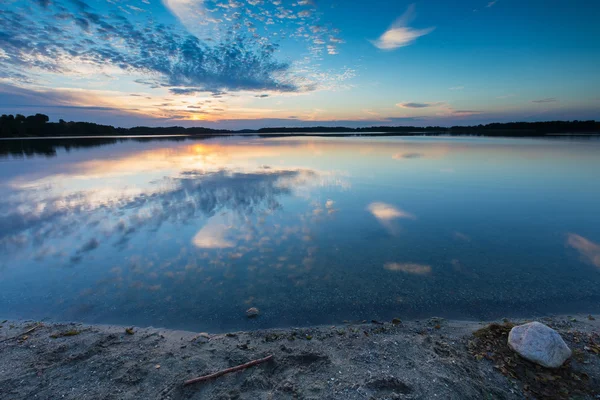 폴란드에 호수 위에 아름 다운 여름 일몰 — 스톡 사진