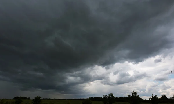 Çavdar alan üzerinde fırtına gökyüzü, yaz yatay — Stok fotoğraf