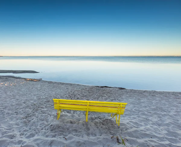 Paisaje marino matutino con banco en la orilla del mar . — Foto de Stock