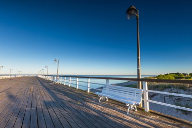Baltık Denizi kıyısında güzel ahşap iskele