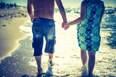 Deniz sahilinde gün ışığı tarafından yürüme Çift