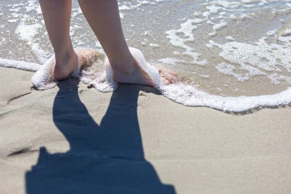 Close up de mulher pé andando pela costa do mar — Fotografia de Stock