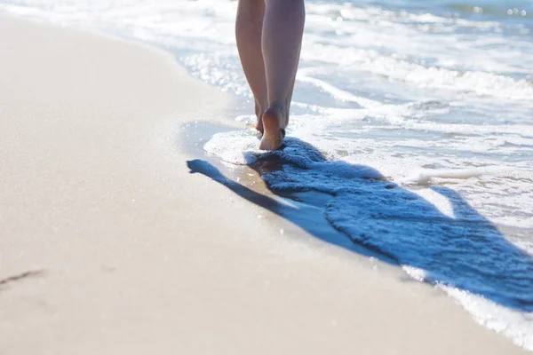 Close up de mulher pé andando pela costa do mar — Fotografia de Stock