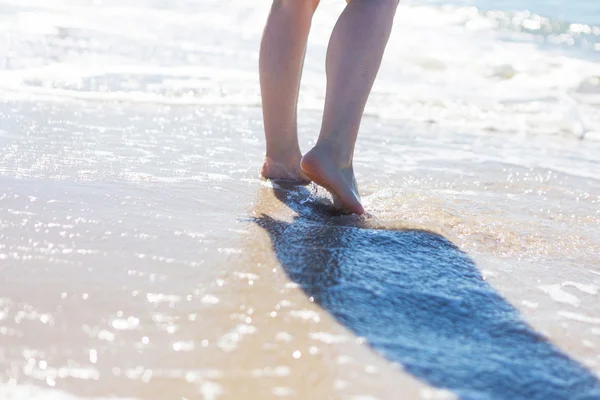 Nahaufnahme einer Fußgängerin am Ufer des Meeres — Stockfoto