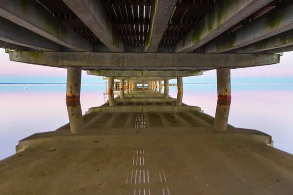 Hermoso muelle de madera en la orilla del mar Báltico —  Fotos de Stock