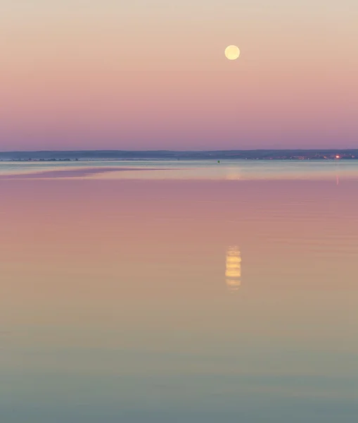 La luna tramonta sul mare . — Foto Stock
