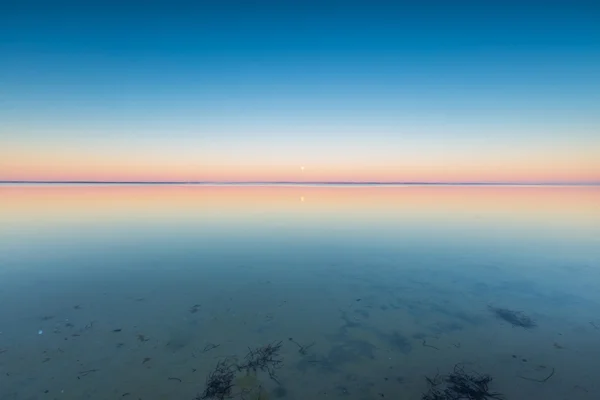 Piękna plaża przed wschodem słońca — Zdjęcie stockowe