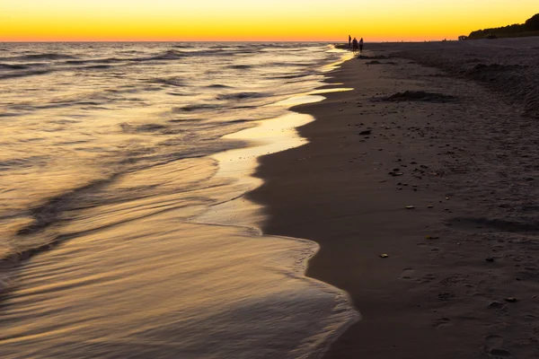 Hermosa playa del mar Báltico al atardecer — Foto de Stock