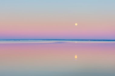 Deniz üzerine küçülmek. Bay moon.