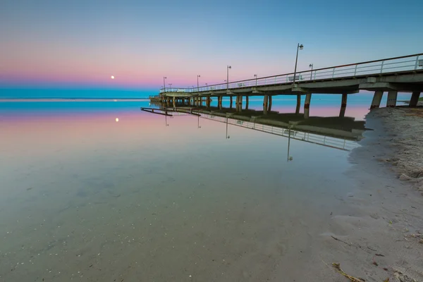 Schöner Holzsteg an der Ostseeküste — Stockfoto