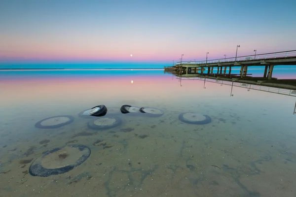 Bellissimo molo di legno sulla riva del Mar Baltico — Foto Stock