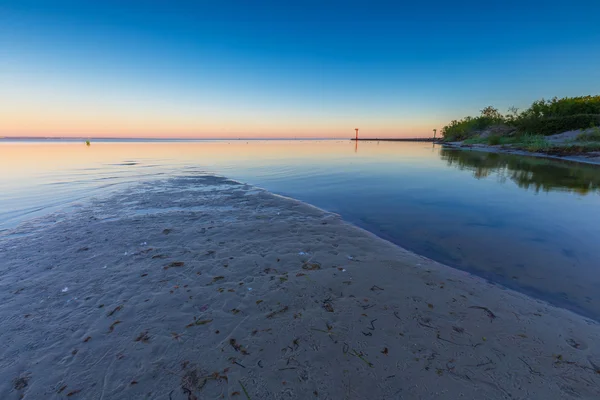 Güneş doğmadan önce Bay güzel deniz manzarası — Stok fotoğraf