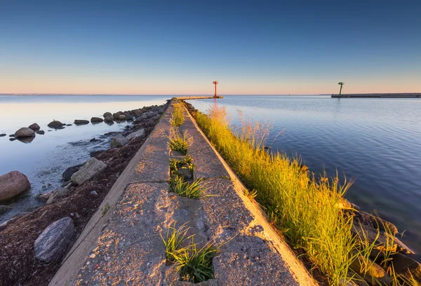 Industriellt landskap med ingången till hamnen i Jastarnia — Stockfoto