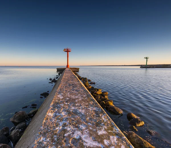 Industriellt landskap med ingången till hamnen i Jastarnia — Stockfoto