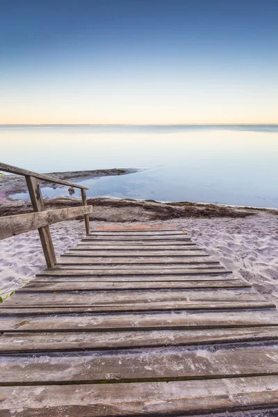 Paysage avec escaliers en bois menant à la mer — Photo