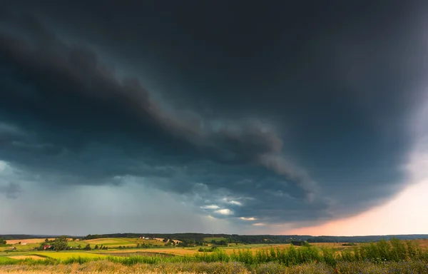 Cielo tormentoso sobre el campo — Foto de Stock