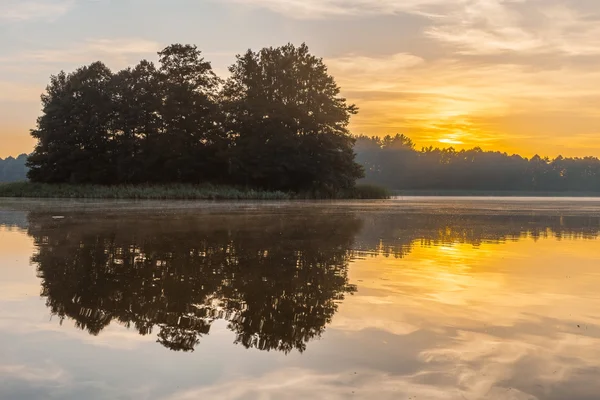 霧の湖の美しい日の出. — ストック写真