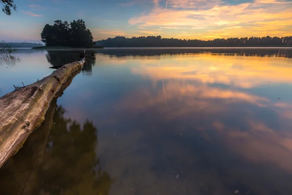 Krásný východ slunce nad zamlžené jezero. — Stock fotografie