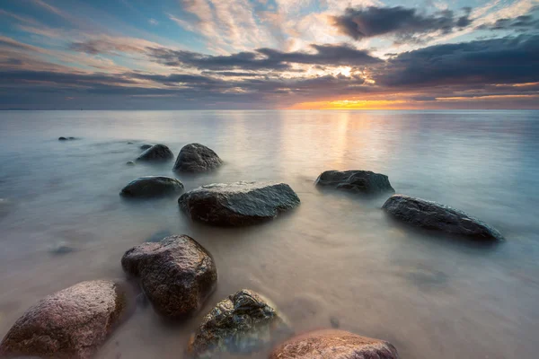 Rocky Baltic sea shore — Stockfoto