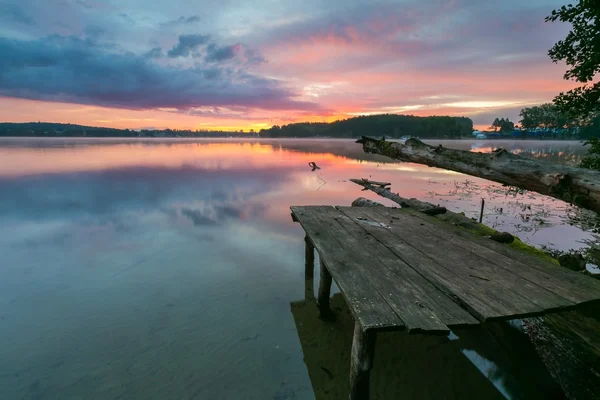 Lindo lago paisagem com luz agradável — Fotografia de Stock