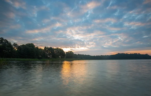 Lindo lago paisagem com luz agradável — Fotografia de Stock