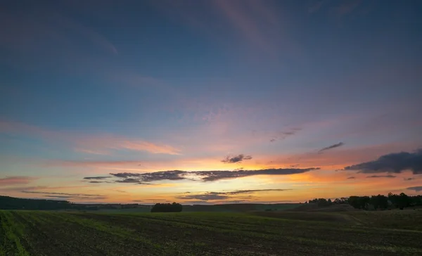 Bello dopo il tramonto cielo sui campi — Foto Stock