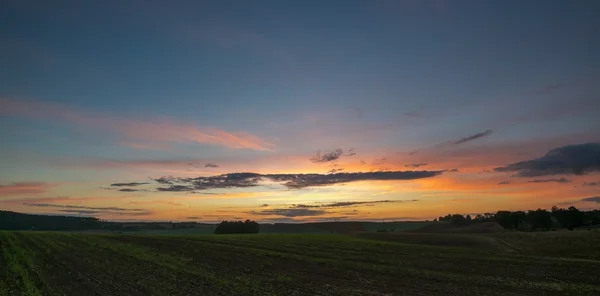 Όμορφο μετά από το ηλιοβασίλεμα ουρανό πάνω από τα πεδία — Φωτογραφία Αρχείου