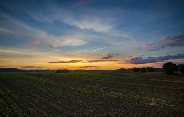 Hermoso después del atardecer cielo sobre campos — Foto de Stock