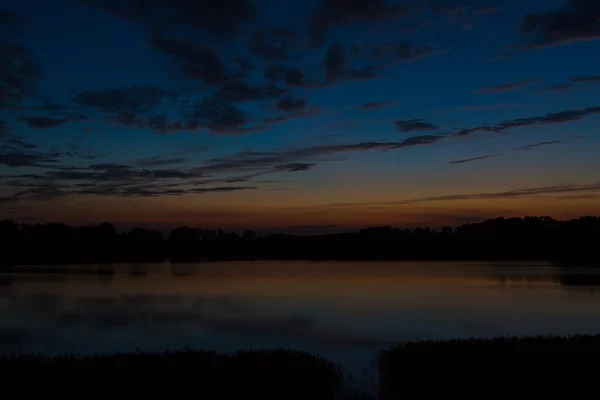 Beau paysage de lac après le coucher du soleil — Photo