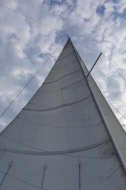 Yat yelken gökyüzü arka plan üzerinde yakın çekim