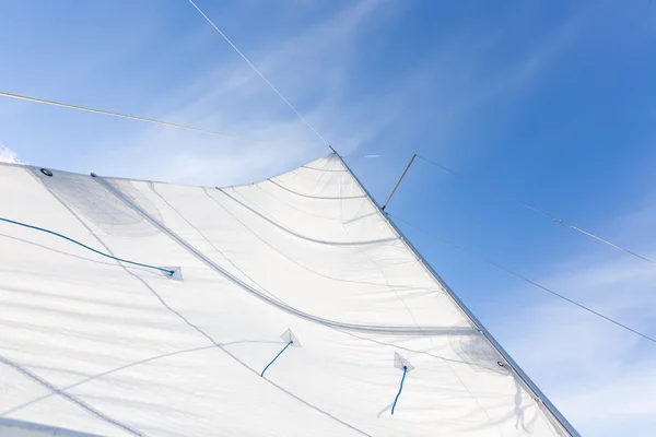 Close-up van jacht zeil op hemelachtergrond — Stockfoto