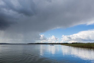 Fırtınalı göl manzara Yatlar su ile.