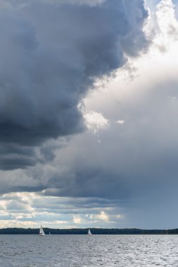 Fırtınalı göl manzara Yatlar su ile.